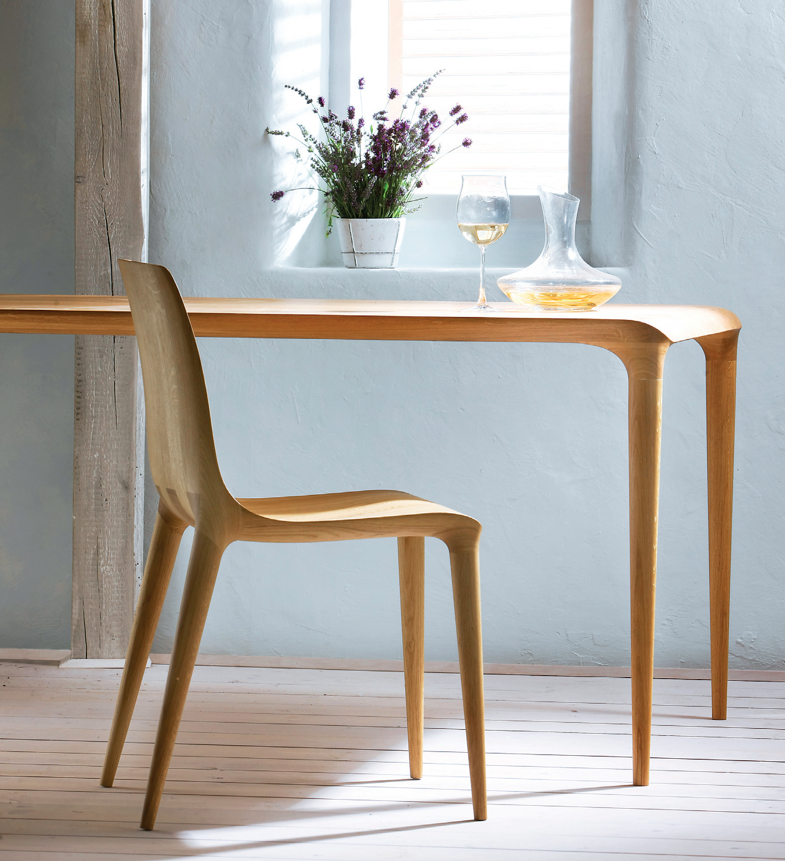 židle a stůl v čistém designu