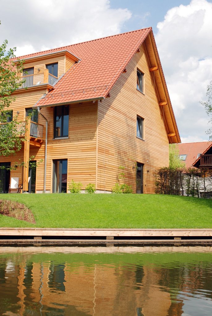 Haus mit Holzfassade am Wasser