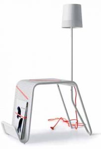 Odkládací stolek PS 2014 zvládá hned tři funkce, a to stolu, lampy a přihrádky na časopisy. K výrobě byla použita ocel s povrchovou úpravou práškovým lakem, polyester a plast. Doporučuje se žárovka LEDARE E27, 600 lumenů. Cena 1990 Kč. IKEA