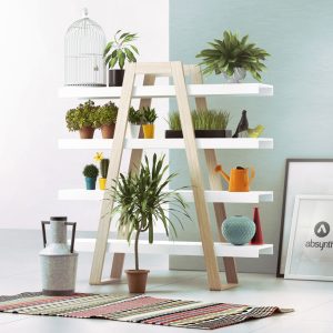 Originální minimalistická knihovna Magh Absynth (lakovaná MDF, dubové dřevo, překližka, 166 x 155 x 40 cm), 13 299 Kč. www.bonami.cz