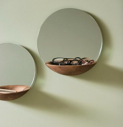 nástěnné zrcadlo s poličkou