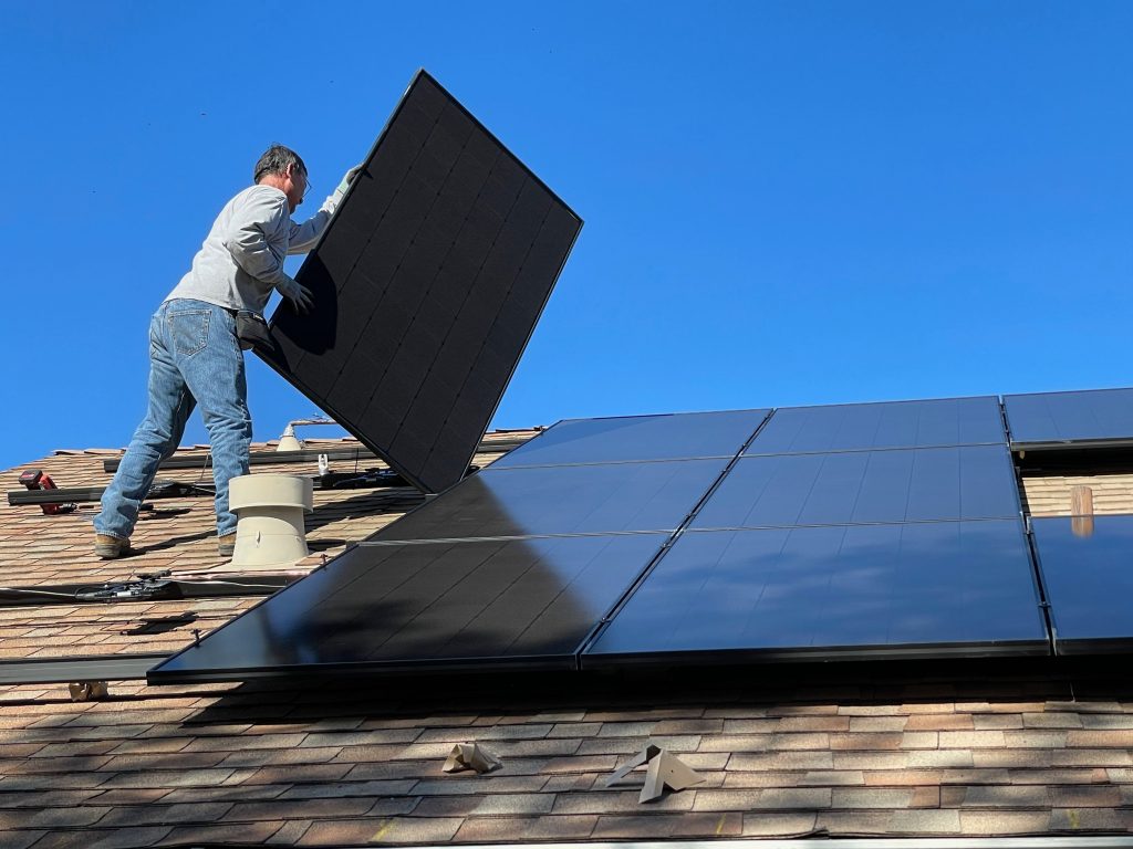 instalace solárních panelů na dům