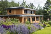 moderní dům se zelenou střechou a biotopem