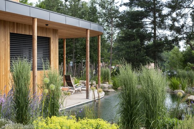 moderní dům se zelenou střechou a biotopem