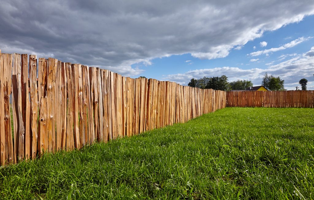 plot z akátového dřeva