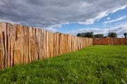 plot z akátového dřeva