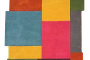 barevný kusový koberec