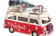 červený autobus s nákladem dárků dekorace