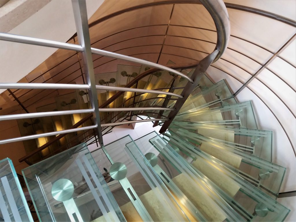 spirálové skleněné schodiště