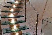 spirálové skleněné schodiště