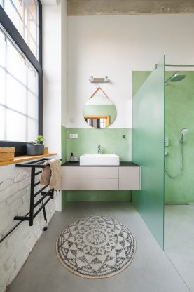 mátově zelená koupelna