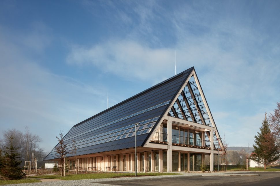 Energeticky soběstačná administrativní budova s dřevěným skeletem je stavba budoucnosti