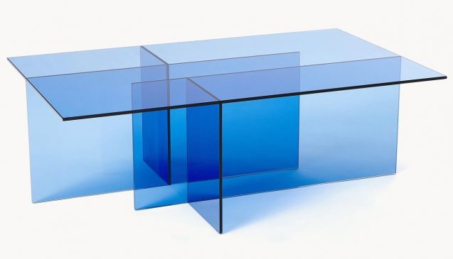 modrý skleněný stolek