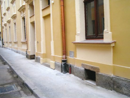 Konečná úprava historické fasády sanační omítkou