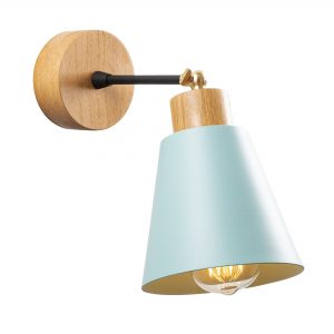 minimalistická nástěnná lampička ze dřeva a kovu