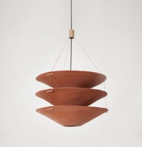 Lampa z recyklovaných papírových stínidel