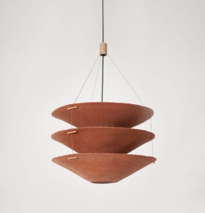 Lampa z recyklovaných papírových stínidel
