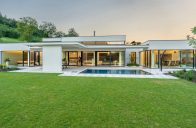 Přirozené světlo a komfort života – moderní hliníková okna a dveře v architektuře