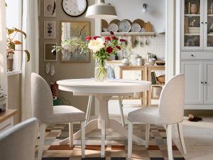 Bytelný stůl a pohodlné židle