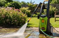 Vysokotlaké čističe pomohou s jarním úklidem terasy i zahrady